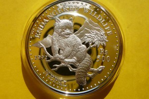 500 RUPII NEPAL 1992 PANDA RUDA SREBRO 925 UNCJA