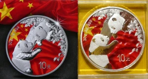 10 YUAN CHINY 2023 PANDA WIELKA FLAGA KOLOR